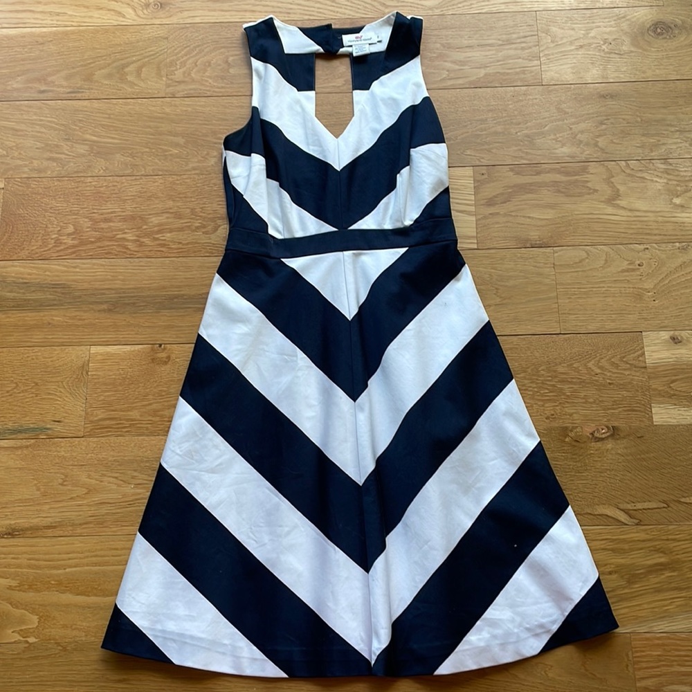 Adorable Vineyard Vines, navy, and white dress